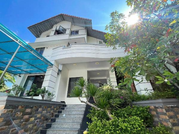 PD54 - THUE1498 - Nam Nha Trang - Bán hoặc cho thuê biệt thự mặt tiền đường Nguyễn Tất Thành Phước Đồng
